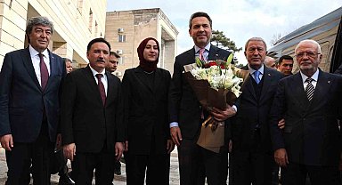 Bakan Bayraktar Vali Çiçek'i ziyaret etti