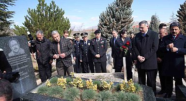 Bakan Çiftçi, Neşet Ertaş'ın kabrini ziyaret etti