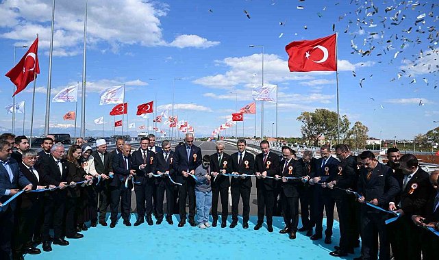 Bakan Uraloğlu: "Eskiden hemzemin kavşakta hizmet veren sinyalizasyon sistemini devre dışı bırakarak trafiğin dur-kalk yapmaksızın akışını sağladık"