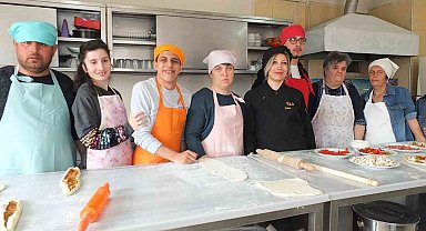 Balıkesir'de özel gençler mutfağa girdi pide ve pizza yaptı