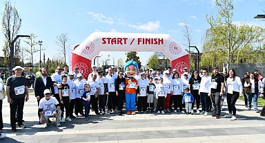 Balıkesir'de otizm farkındalığı için koşuldu