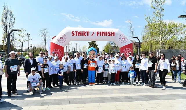 Balıkesir'de otizm farkındalığı için koşuldu