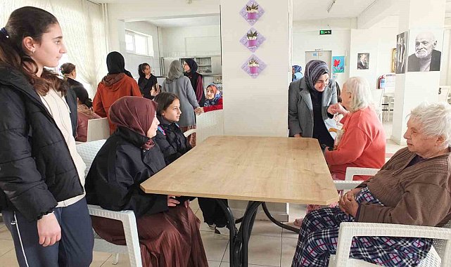 Balıkesirli öğrenciler yaşlıları sevindirdi