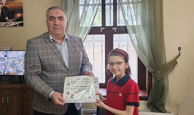 Bandırma'da kütüphane haftasında örnek öğrencilere ödül