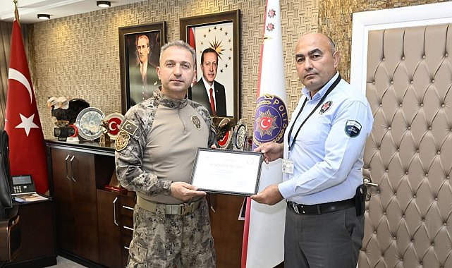 Banka güvenlik görevlisi, yaşlı kadını dolandırılmaktan kurtardı