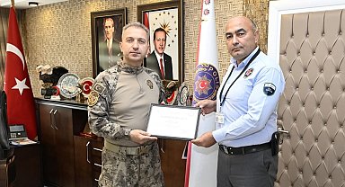 Banka güvenlik görevlisi, yaşlı kadını dolandırılmaktan kurtardı