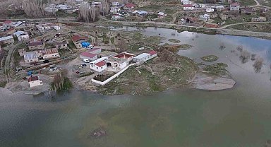 Baraj suları taştı, evler gölün ortasında kaldı