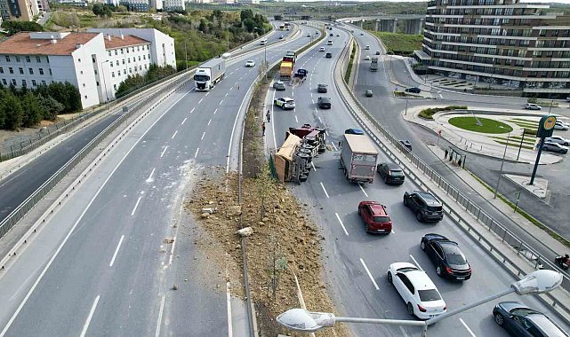 Başakşehir'de hafriyat kamyonu devrildi: Yol trafiğe kapandı