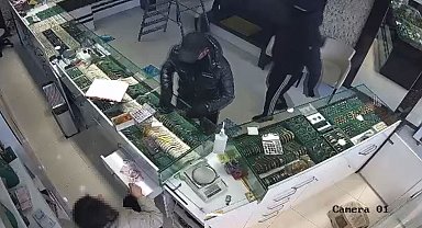 Başakşehir'de kuyumcuda soygun girişimi: İşletme sahibinin çığlıklarıyla kaçtılar