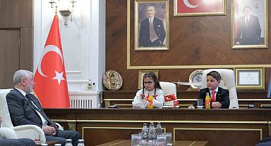 Başkan Aşgın koltuğu çocuklara emanet etti