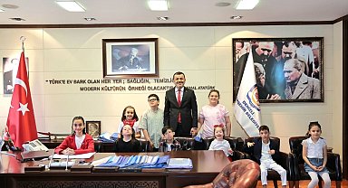 Başkan Çavuşoğlu koltuğunu çocuklara devretti