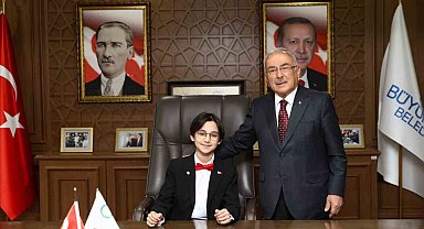 Başkan Güler koltuğunu 6'ncı sınıf öğrencisi Dağhan Öztürk'e devretti