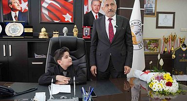 Başkan Hallaç, koltuğunu 10 yaşındaki Ebubekir'e devretti