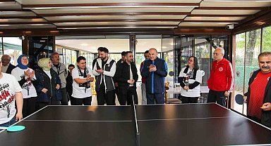 Başkan Özlü Kusursuz kafenin özel çalışanlarıyla masa tenisi oynadı