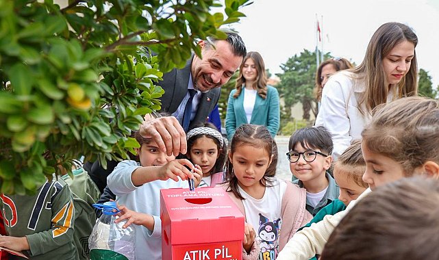 Başkan Vekili Çiçek miniklerle birlikte atık pil topladı