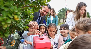 Başkan Vekili Çiçek miniklerle birlikte atık pil topladı