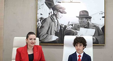 Başkan Vekili Özdemir, koltuğunu çocuk başkana devretti