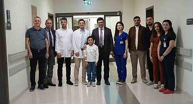 Başparmağında ileri derece hareket kısıtlılığı olan çocuk, operasyonla sağlığına kavuştu