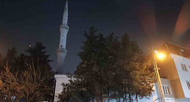Batman'da cami minaresine yıldırım düştü