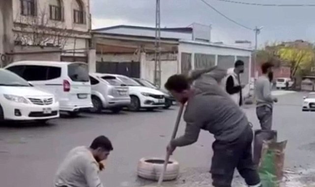 Batman'da esnaf yoldaki çukurları kendi imkanlarıyla kapatıyor