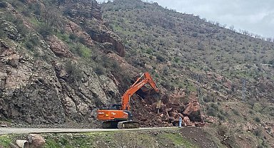 Batman'da yola düşen kayaların kapattığı grup köy yolu ulaşıma açıldı