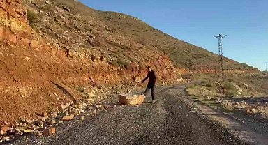 Batman'da yolu kapatan kayaları beden eğitimi öğretmeni temizledi