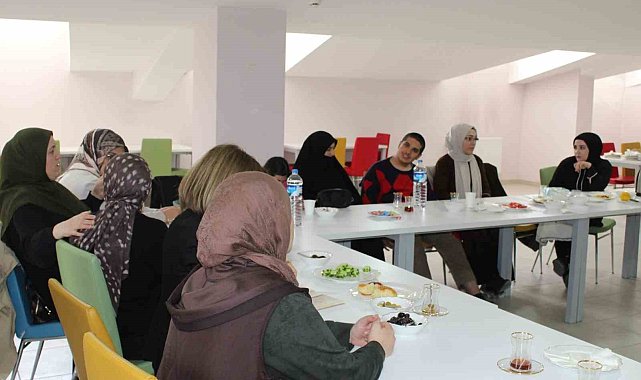Bayburt'ta annelere otizmli çocukların ergenlik süreci anlatıldı