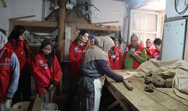 Bayburt'ta gönüllü gençler tarih ve doğayla buluştu