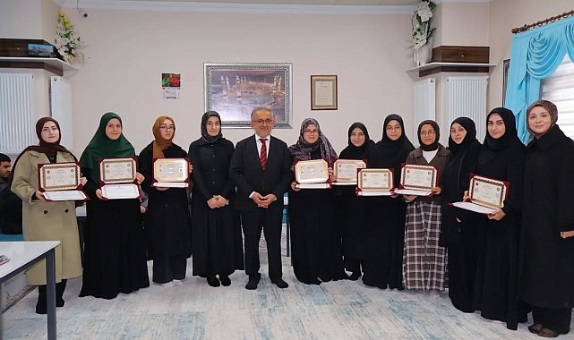 Bayburt'ta hafızlığını tamamlayan öğrencilere belgeleri verildi