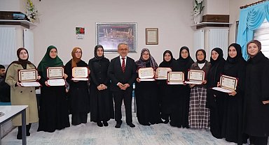 Bayburt'ta hafızlığını tamamlayan öğrencilere belgeleri verildi