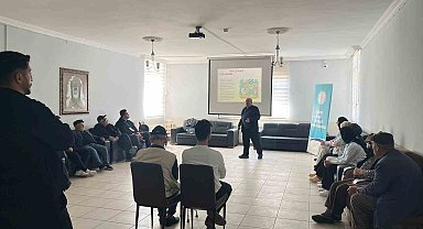 Bayburt'ta huzurevi sakinlerine akılcı ilaç kullanımı anlatıldı
