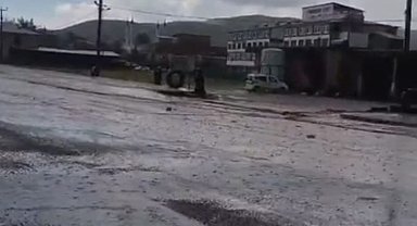 Baykan'da sağanak yağış etkili oldu: Yollar göle döndü