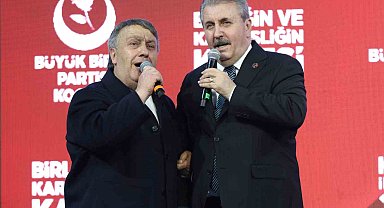 BBP Genel Başkanı Destici, Kocaeli'deki kongrede İsmail Türüt ile sahneye çıkıp türkü söyledi