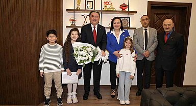 Belediye başkanı koltuğunu Mercan Su Uzun'a devretti