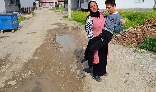 Belediye yolu yapmadı, engelli evladıyla perişan oldu