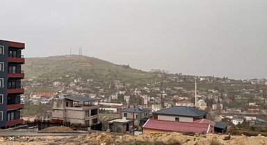 Besni'de toz taşınımı ve sağanak hayatı olumsuz etkiledi