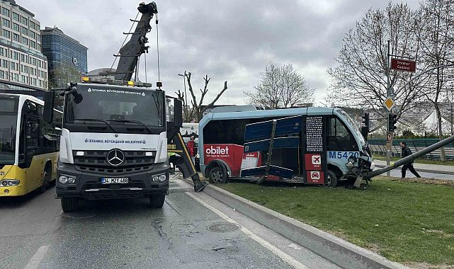 Beyoğlu'nda minibüs ile otomobil çarpıştı: 5 yaralı