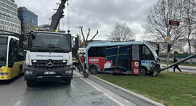 Beyoğlu'nda minibüs ile otomobil çarpıştı: 5 yaralı