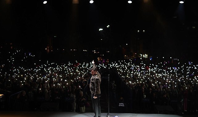 Bilecik Cumhuriyet Meydanı'nda Ekin Uzunlar konseri