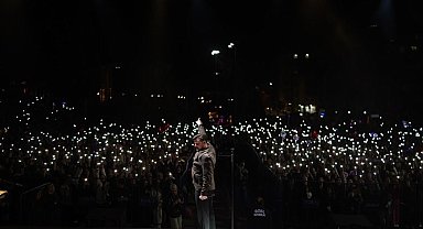 Bilecik Cumhuriyet Meydanı'nda Ekin Uzunlar konseri