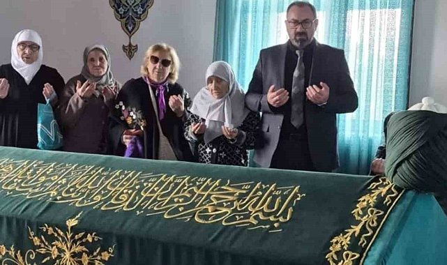 Bilecik'te huzurevi sakinlerinden türbe ziyareti