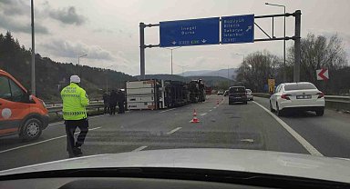 Bilecik'te kontrolden çıkan tır devrildi