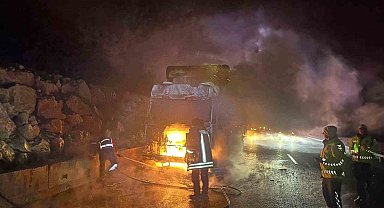 Bilecik'te seyir halindeki tır bir anda alev aldı