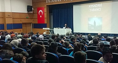 Bilecik'te "Aynadaki Yabancı" söyleşisi gençlere farkındalık kazandırdı