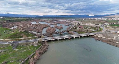 Bingöl'de Murat Nehri'nde debi yükseldi, tarihi köprüyle birlikte eşsiz manzaralar oluştu