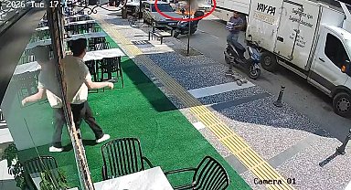 Bir anda patlayıp alev topuna dönen araçtan atlayıp canlarını zor kurtardılar