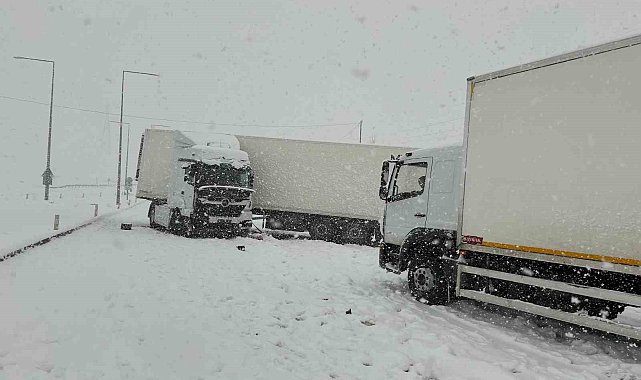 Bitlis'te 4 tır ve 2 otomobil çarpıştı: 5 yaralı