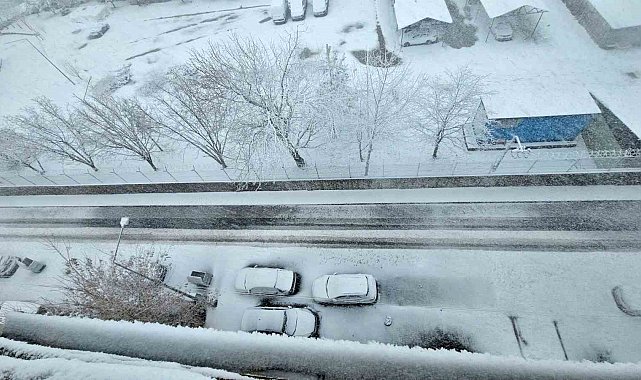 Bitlis'te kar sürprizi: Nisan ayında kent beyaza büründü