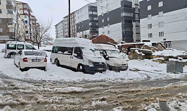 Bitlis'te kar yağışı nedeniyle 82 köy yolu ulaşıma kapandı