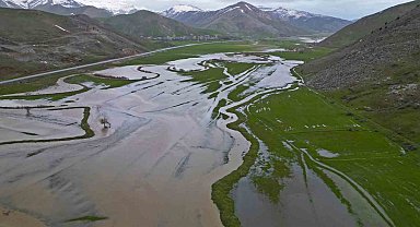 Bitlis'teki Güzeldere Menderesleri adeta doğal göl oldu